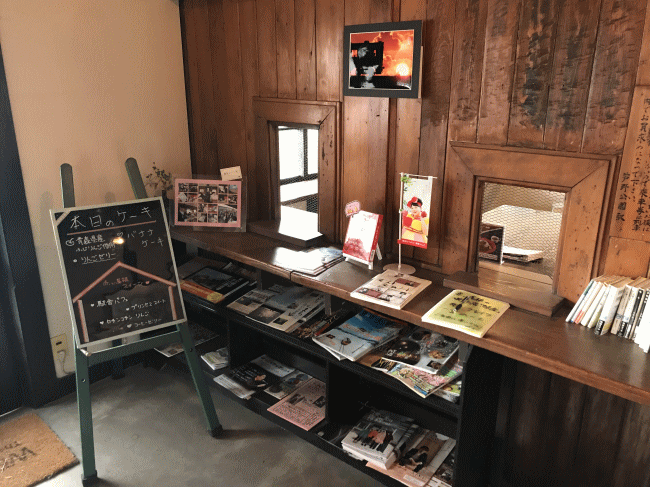 カフェ駅舎の店内