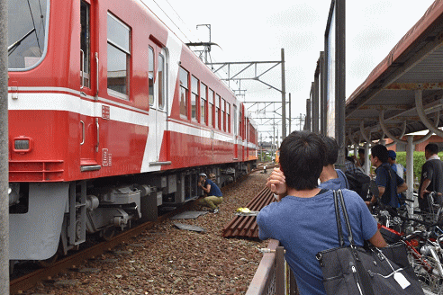 30形の修理を見守るギャラリーたち