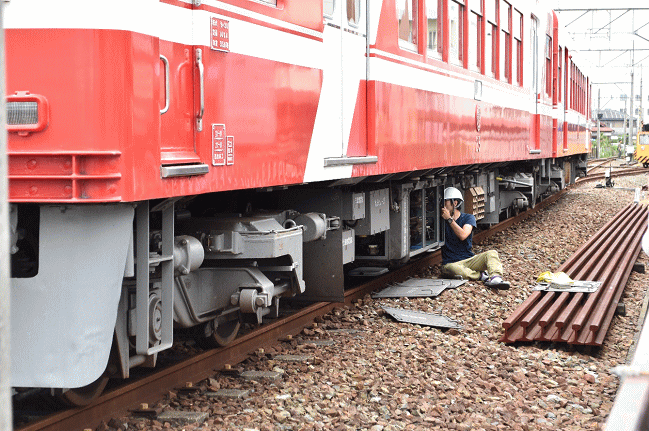 30形（モハ25）を緊急で修理する社員さん