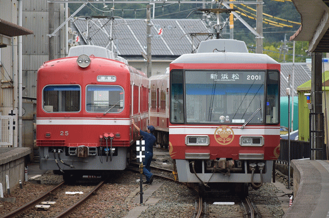 30形（モハ25）と2000系が並ぶ