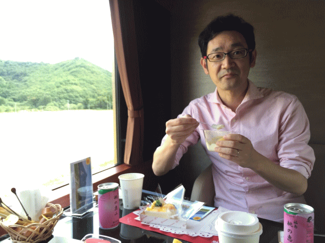 フルーティアふくしまの車内でケーキを食う