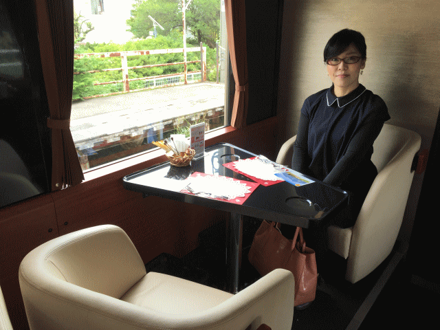 フルーティアふくしまの車内のテーブルと椅子