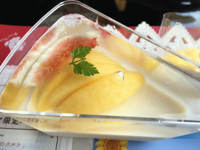 フルーティアふくしまの車内で食べった桃のジュレと杏仁豆腐