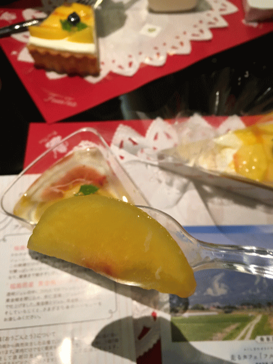 フルーティアふくしまの車内で食べたスイーツの黄金桃