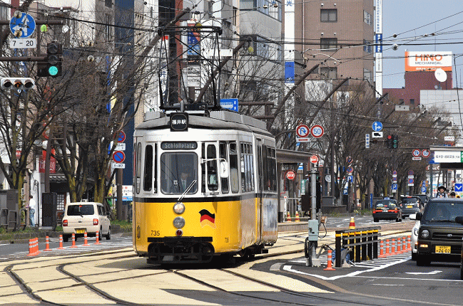 田原町で折り返してきた「レトラム」福井駅行が福井城址大名町電停を発車