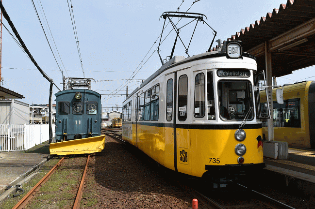 赤十字前駅に停車中の「レトラム」と留置中のデキ１１