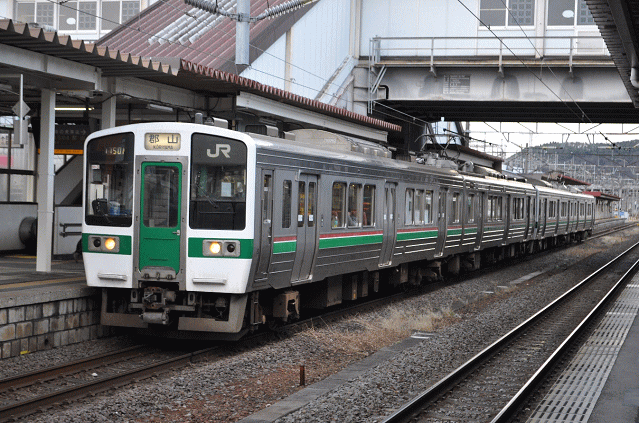 福島駅で発車待ちの719系電車郡山行き