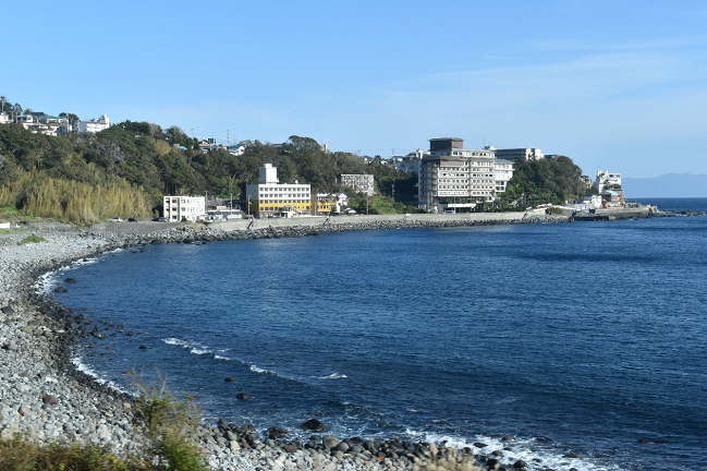 撮影ポイントの海岸から見る稲取銀水荘