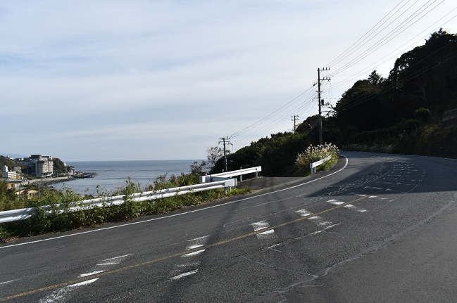 国道135号線から撮影地に至る分岐