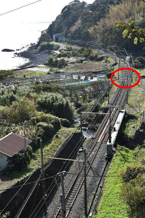 志津摩バス停の伊豆急行の撮影地