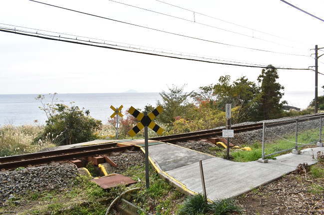 志津摩のカーブの撮影地の踏切