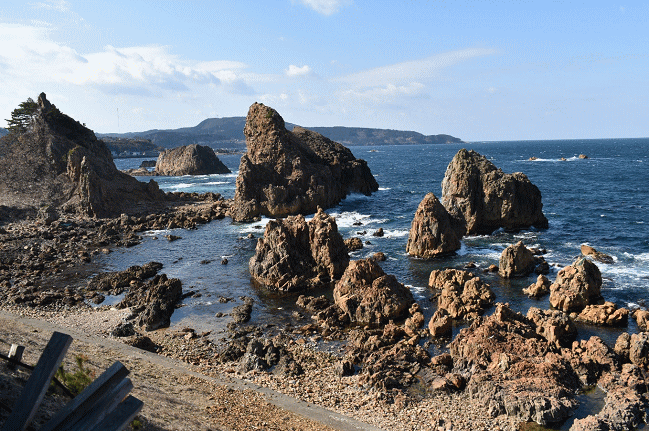 深浦駅周辺の五能線の日本海の風景