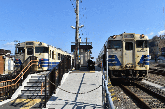 深浦駅でキハ40の列車交換