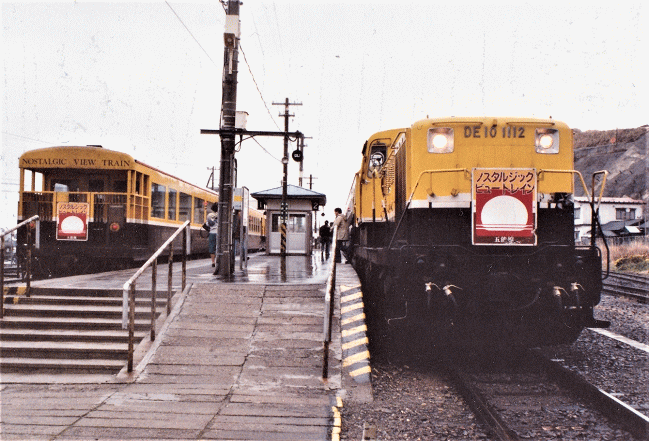 DE10ディーゼル機関車が50系改造客車を牽引する臨時快速列車「ノスタルジックビュートレイン」