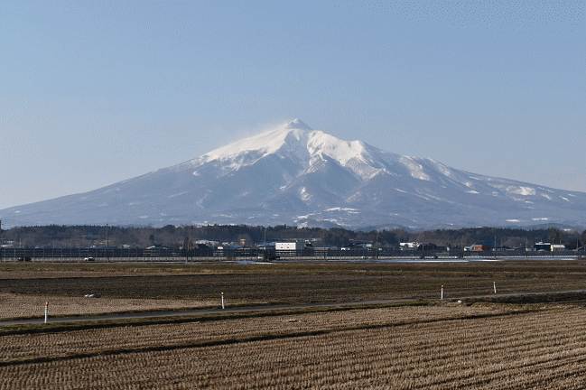 五能線から見た春の岩木山