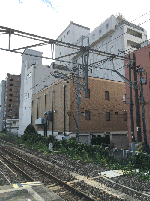 いわき駅ホームから見たグランパークホテルパネックスいわきの外観