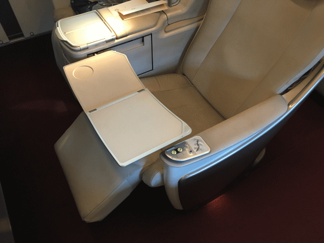 グランクラスのシートに内蔵されているミニテーブル