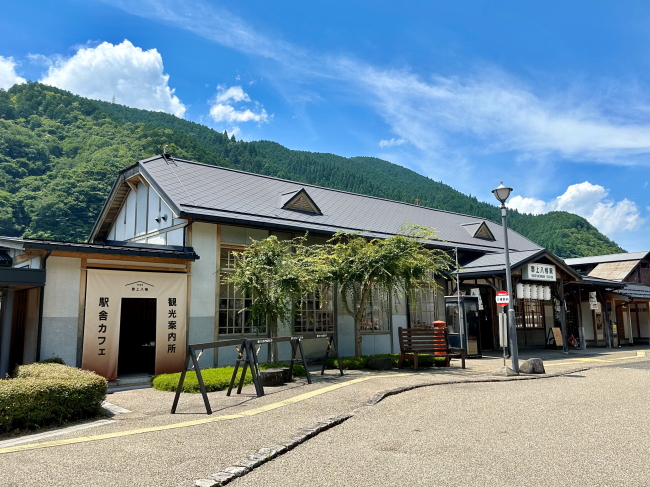 郡上八幡駅の駅舎と駅舎カフェ