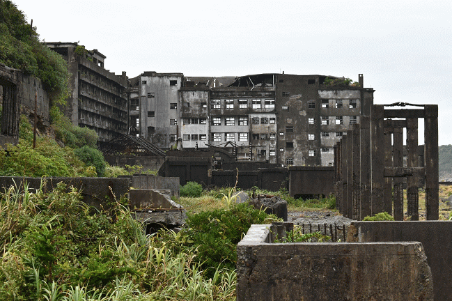 軍艦島の第1見学広場から端島小中学校を望む