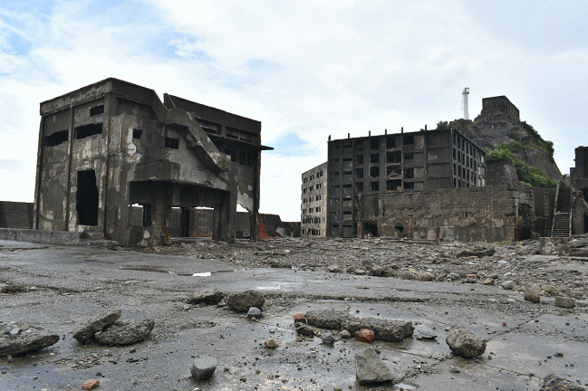 軍艦島の工場建物と30号棟アパート