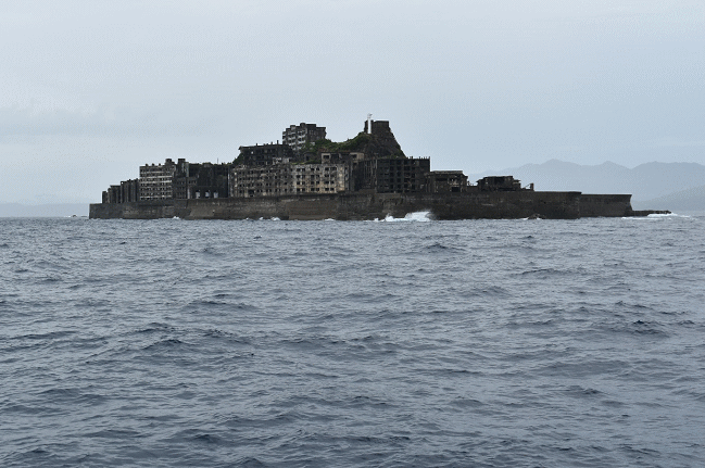西側から眺める軍艦島
