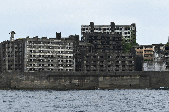 西側から眺める軍艦島の居住区
