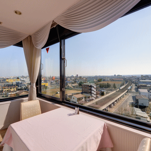 八戸プラザホテルの展望レストランからも鉄道が見える