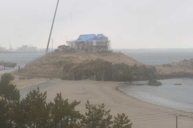 再建工事が行われている蕪島神社