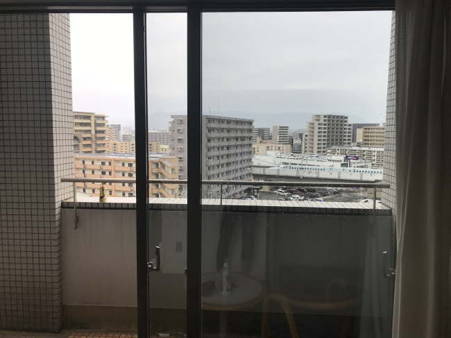 博多サンヒルズホテルの和室の部屋の窓辺の様子