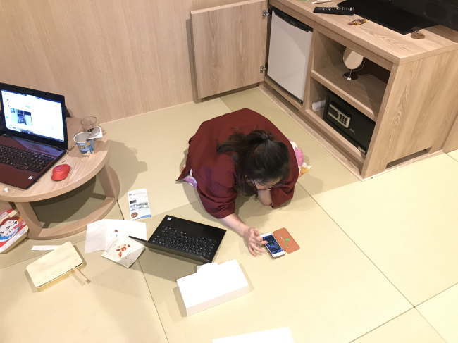 箱根ゆとわの室内でくつろぐ