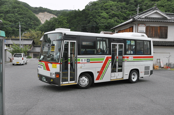 備中川面駅前を発車する吹屋発備中高梁行の備北バス