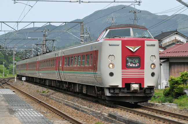 上石見駅ホームで、岡山行「やくも８号」を撮影