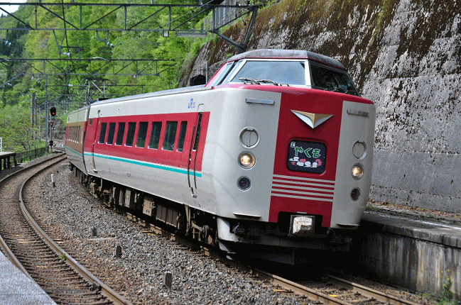 新郷駅で特急「やくも３号」と交換