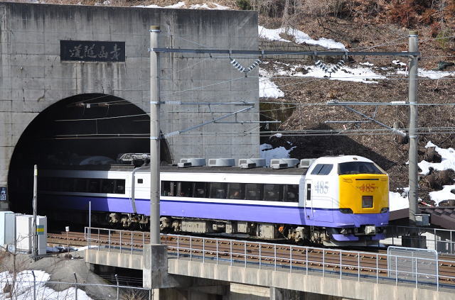 青函トンネルを出る、特急白鳥485系電車、青函トンネル入口広場にて