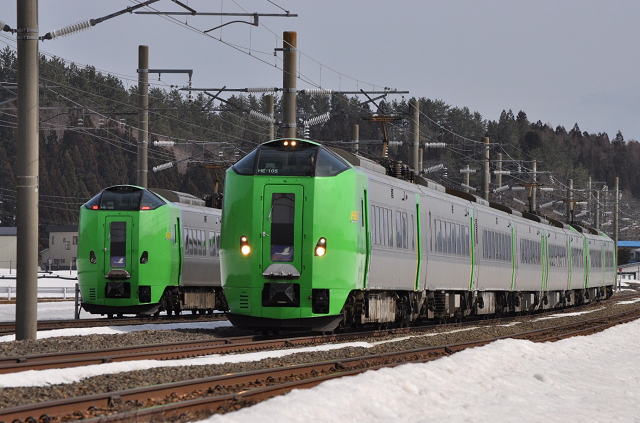 中小国信号場で行き違いする、特急スーパー白鳥