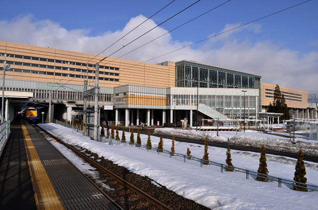 東北新幹線新青森駅と、485系の特急白鳥
