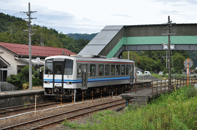 浜原駅停車中のキハ120