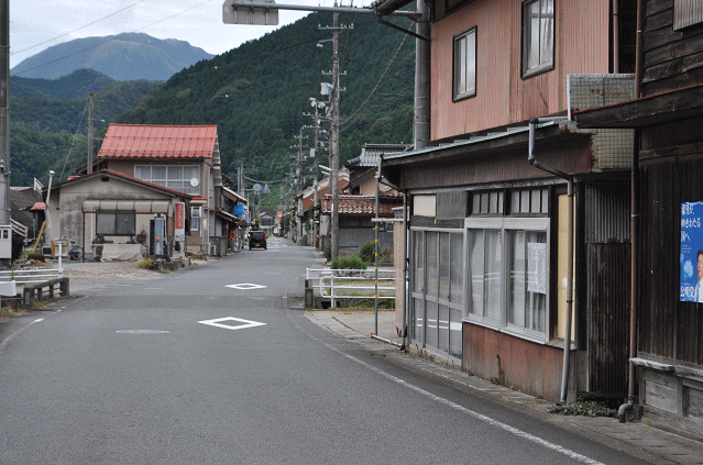 周辺にはお店が何も無い浜原駅の駅前通り