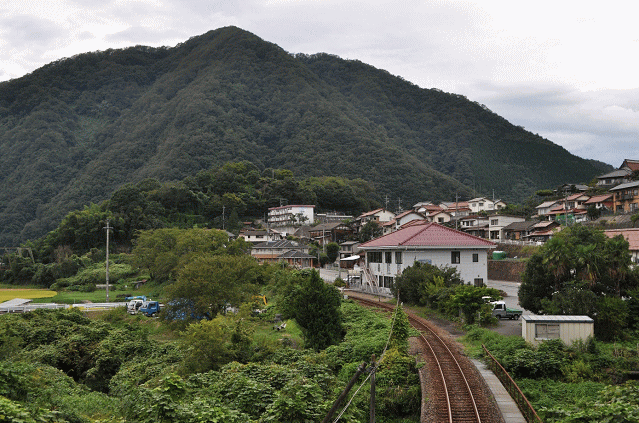 粕淵駅兼商工会館と、粕淵駅周辺の集落の様子