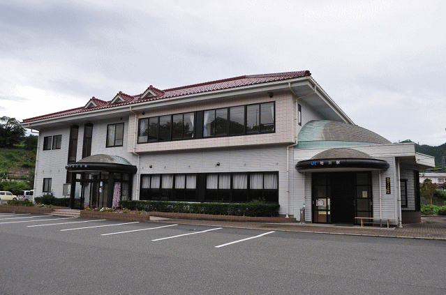 商工会館に間借りした形の三江線の粕淵駅