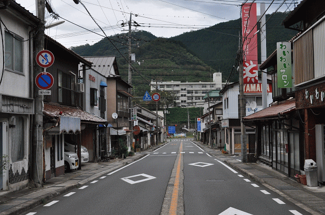 粕淵地区のメインストリートの商店街