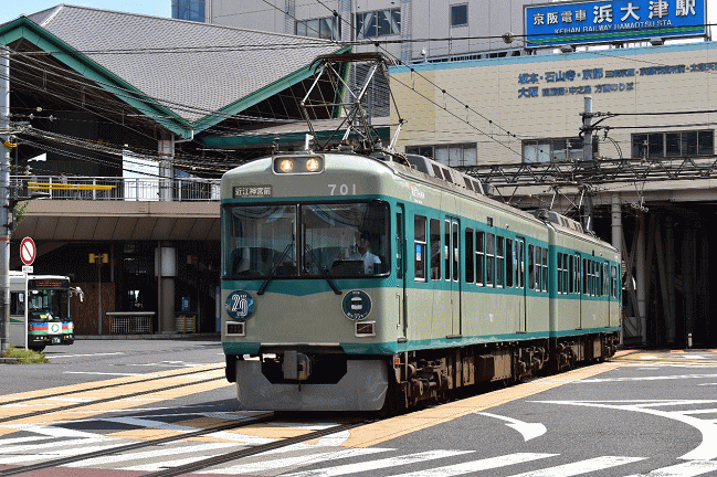 浜大津駅を発車した700形の復元塗装