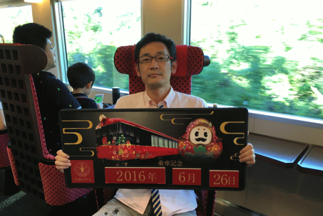 花嫁のれんに乗った時のプレートで記念撮影