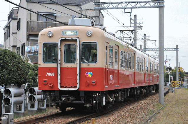 武庫川団地前駅北側の踏切で撮影