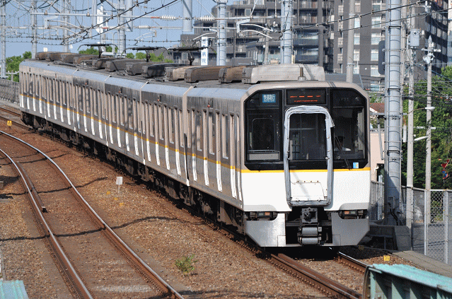 西灘駅を通過する近鉄車両による三宮行快速急行