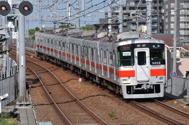 山陽車両による直通特急姫路行が西灘駅を通過