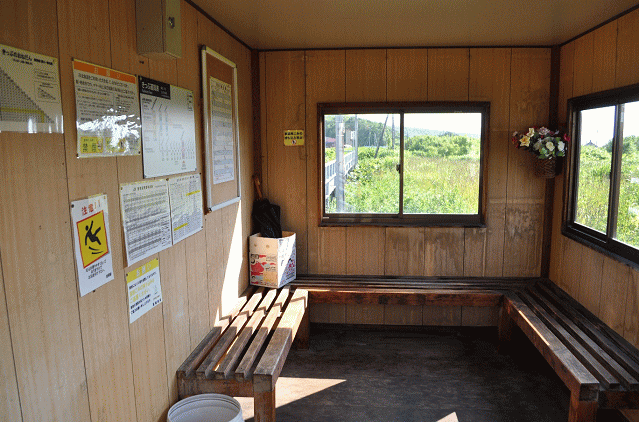 信砂駅の待合室