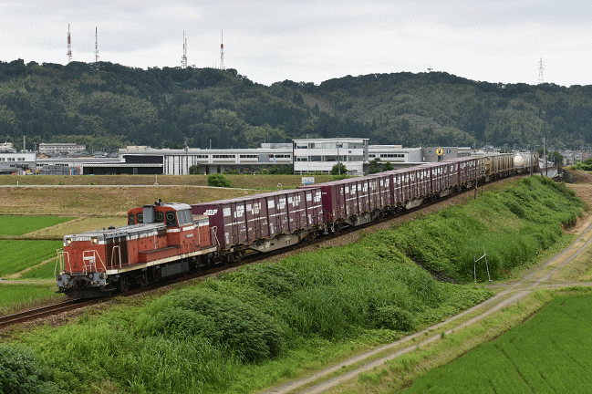 婦中鵜坂駅付近の県道の陸橋の撮影地より貨物列車を撮影