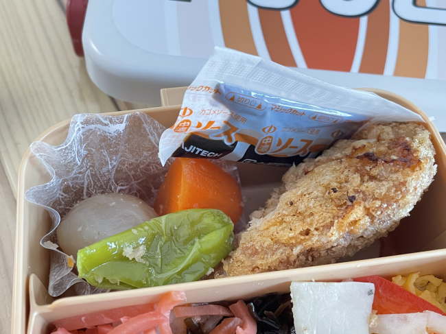 ヘッドマーク弁当「やまびこ」のメンチカツ