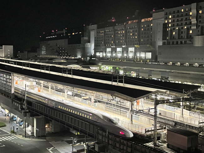 変なホテル京都八条口駅前から見る東海道新幹線と京都駅の夜景